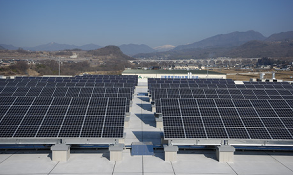 神川工場の太陽光パネル
