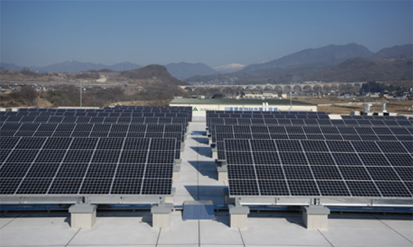 神川工場の太陽光パネル