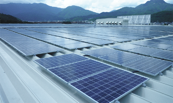 ロジスティックセンターの太陽光パネル